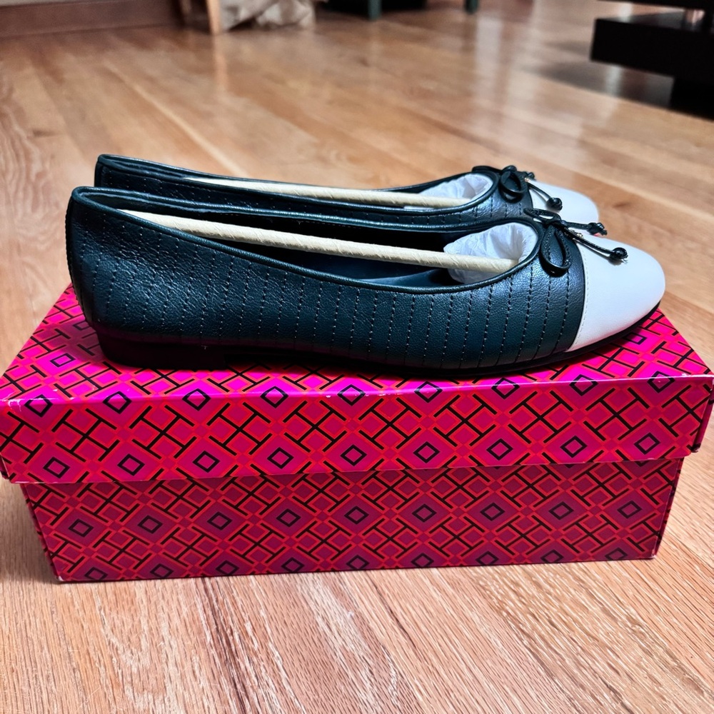 Tory Burch Quilted Cap Toe Ballet Flats Green & Ivory Size 9 NWT - Picture 2 of 11